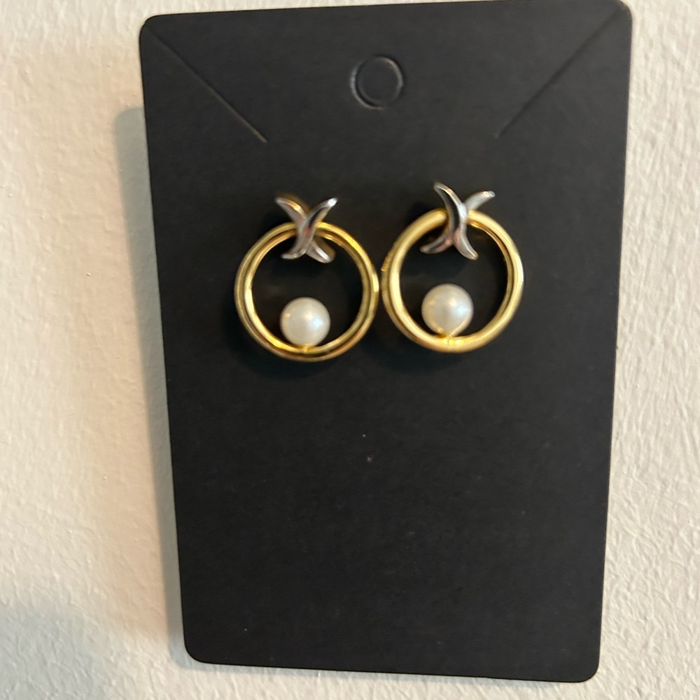 ❤️4/$20 Gold and Silver Toned Pearl Earrings